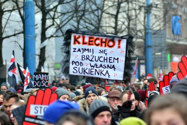 Warszawa Polska Marca 2018 Tysiące Ludzi Protesty Warszawie Przeciwko Konserwatywne — Zdjęcie stockowe