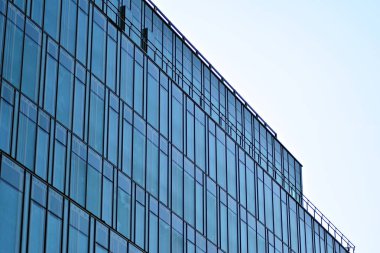 Modern bir ofis binasının dışı.