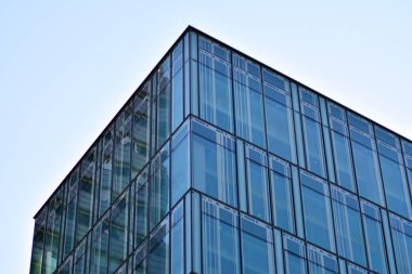 Modern bir ofis binasının dışı.