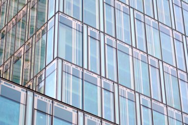 Modern bir ofis binasının dışı.