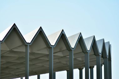 Bina inşaat mavi gökyüzü altında metalik.