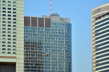 Modern bir ofis binasının dışı.