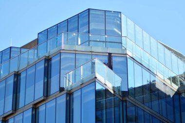 Modern bir ofis binasının dışı.