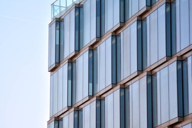 Modern bir ofis binasının dışı.