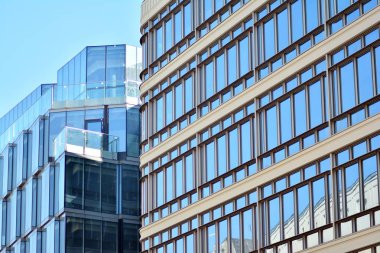 Modern bir ofis binasının dışı.