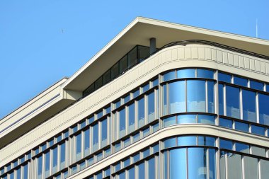 Modern bir ofis binasının dışı.
