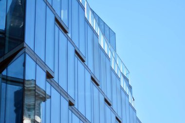 Modern bir ofis binasının dışı.