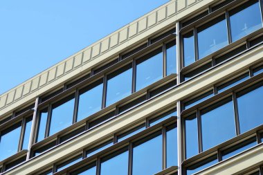 Modern bir ofis binasının dışı.