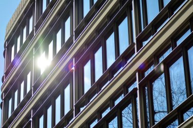 Modern bir ofis binasının dışı.