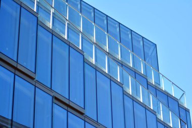 Modern bir ofis binasının dışı.