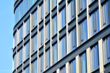 Modern bir ofis binasının dışı.