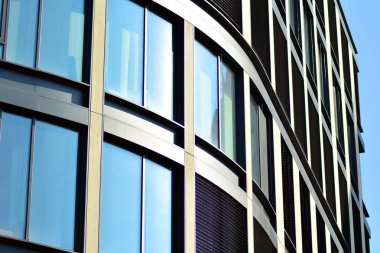 Modern bir ofis binasının dışı.