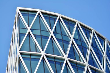 Modern bir ofis binasının dışı.