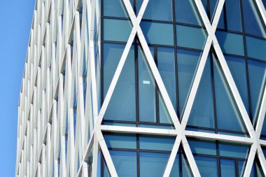 Modern bir ofis binasının dışı.