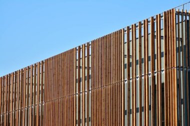 Modern bir ofis binasının dışı.