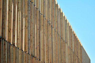 Modern bir ofis binasının dışı.