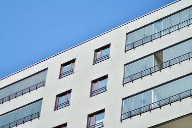 Modern bir ofis binasının dışı.