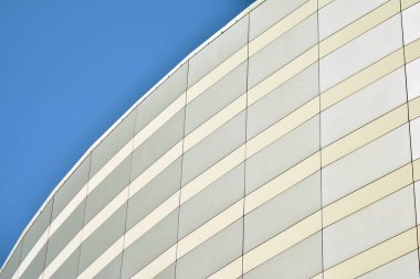 Modern bir ofis binasının dışı.