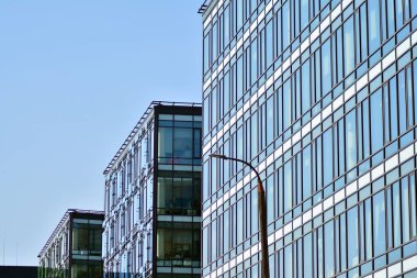 Modern bir ofis binasının dışı.