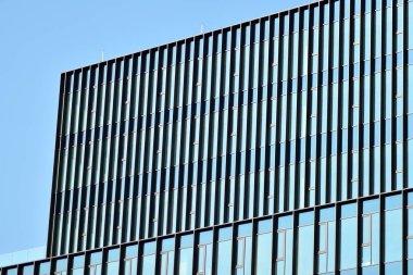 Modern bir ofis binasının dışı.