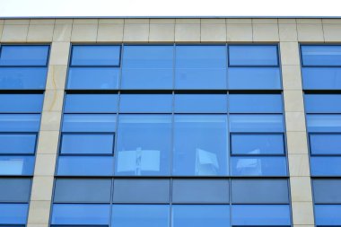 Modern bir ofis binasının dışı.