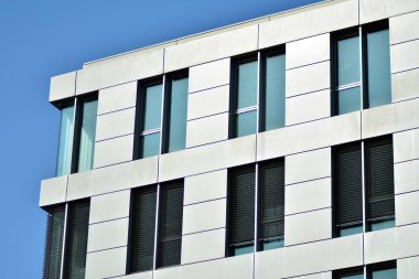 Modern bir ofis binasının dışı.