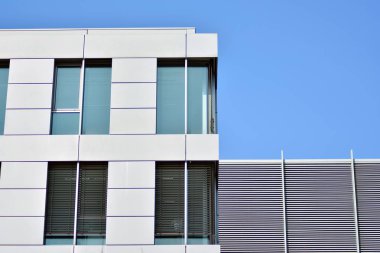 Modern bir ofis binasının dışı.