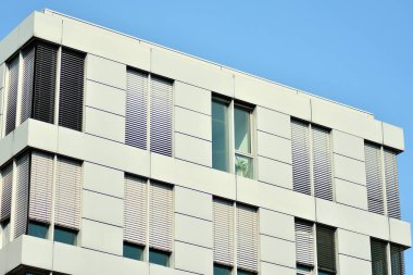 Modern bir ofis binasının dışı.