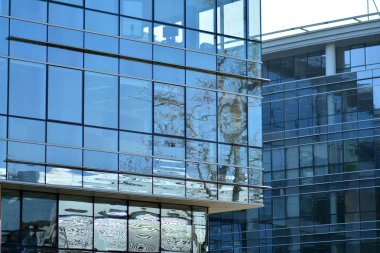 Modern bir ofis binasının dışı.