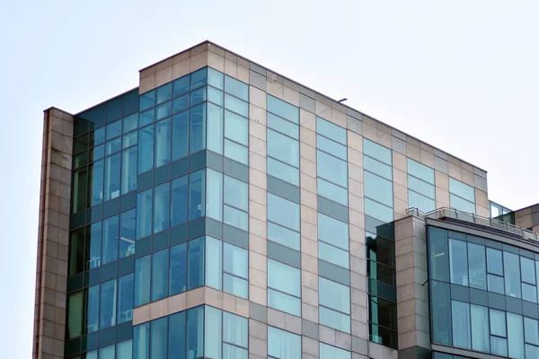 Modern bir ofis binasının dışı.