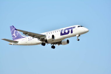 Varşova, Polonya. 25 Mart 2018. Yolcu uçak Pll çok sadece Chopin Havaalanı'nda açılış öncesi.