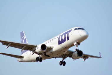 Varşova, Polonya. 25 Mart 2018. Yolcu uçak Pll çok sadece Chopin Havaalanı'nda açılış öncesi.