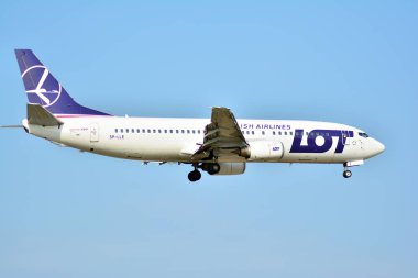 Varşova, Polonya. 25 Mart 2018. Yolcu uçak Pll çok sadece Chopin Havaalanı'nda açılış öncesi.