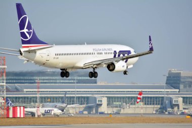 Varşova, Polonya. 25 Mart 2018. Yolcu uçak Pll çok sadece Chopin Havaalanı'nda açılış öncesi.