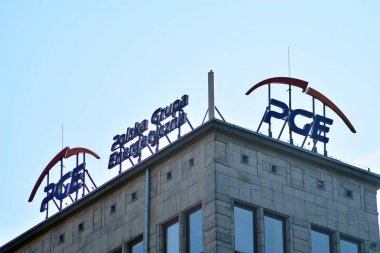 Varşova, Polonya. 23 Nisan 2018. PGE imzala. Şirket tabela Pge.