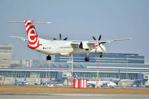 Varsóvia Polónia Março 2018 Avião Passageiros Eurolot Pouco Antes Aterrar — Fotografia de Stock