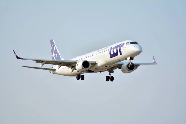2018年3月25日 客运飞机 Pll 在肖邦机场着陆前的地段 — 图库照片
