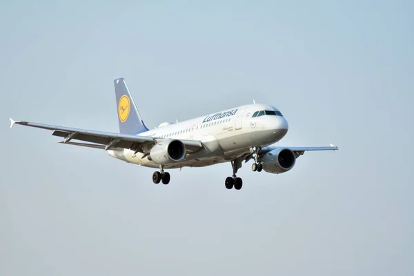 2018年3月25日 旅客飞机汉莎航空公司刚刚降落在肖邦机场 — 图库照片