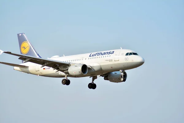 2018年3月25日 旅客飞机汉莎航空公司刚刚降落在肖邦机场 — 图库照片
