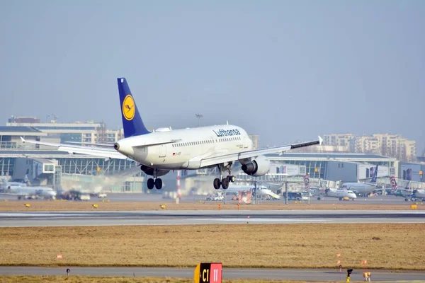 Warszawa Polen Mars 2018 Passagerare Flygplan Lufthansa Strax Före Landning — Stockfoto