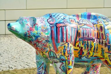 Varşova, Polonya. 25 Mart 2018. Almanya-Polonya karşılaşma okul. Varşova Willy Brandt okul. Oyuncak ayı sembolü Berlin