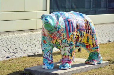 Varşova, Polonya. 25 Mart 2018. Almanya-Polonya karşılaşma okul. Varşova Willy Brandt okul. Oyuncak ayı sembolü Berlin