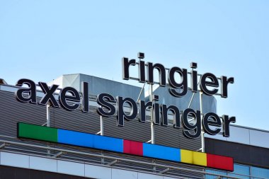 Varşova, Polonya. 23 Nisan 2018. Ringier Axel Springer imzala. Tabela Ringier Axel Springer Şirket.