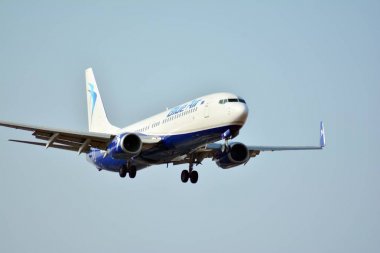 Varşova, Polonya. 25 Mart 2018. Chopin Havaalanı'nda açılış öncesi sadece mavi Jet yolcu uçak.