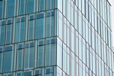 Modern bir ofis binasının dışı.