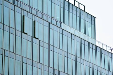 Modern bir ofis binasının dışı.