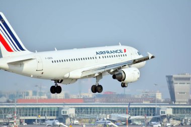 Varşova, Polonya. 25 Mart 2018. Yolcu uçak iniş Chopin Havaalanı'nda hemen önce Air France.