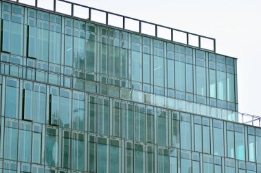 Modern bir ofis binasının dışı.