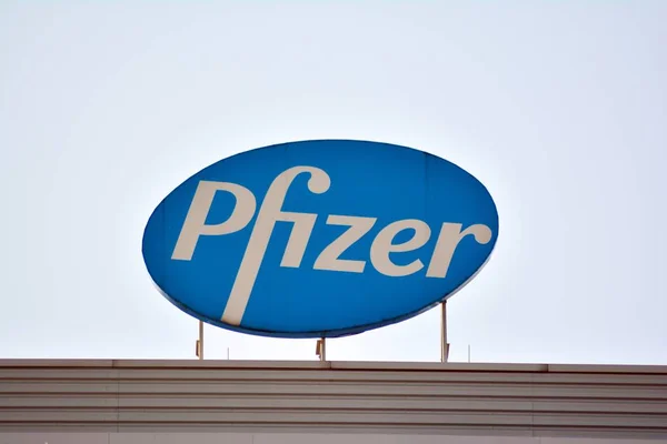 Varsovia Polonia Abril 2018 Firma Con Pfizer Letrero Empresa Pfizer —  Fotos de Stock