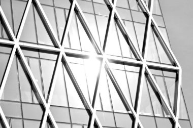 Modern şehir ofis binası dış. Siyah ve beyaz.